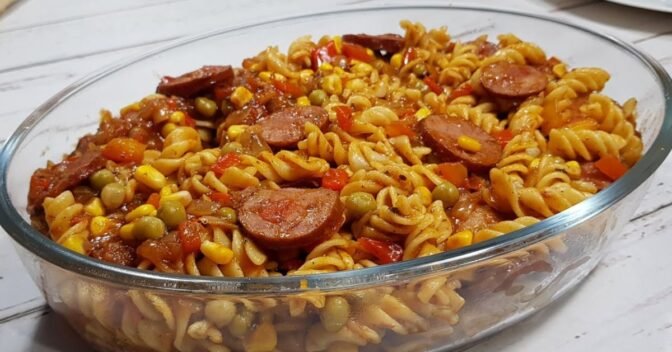 Pratos Únicos: Almoço/Jantar Rápido e Fácil para Sua Família: Macarrão com Linguiça em um Molho Delicioso!