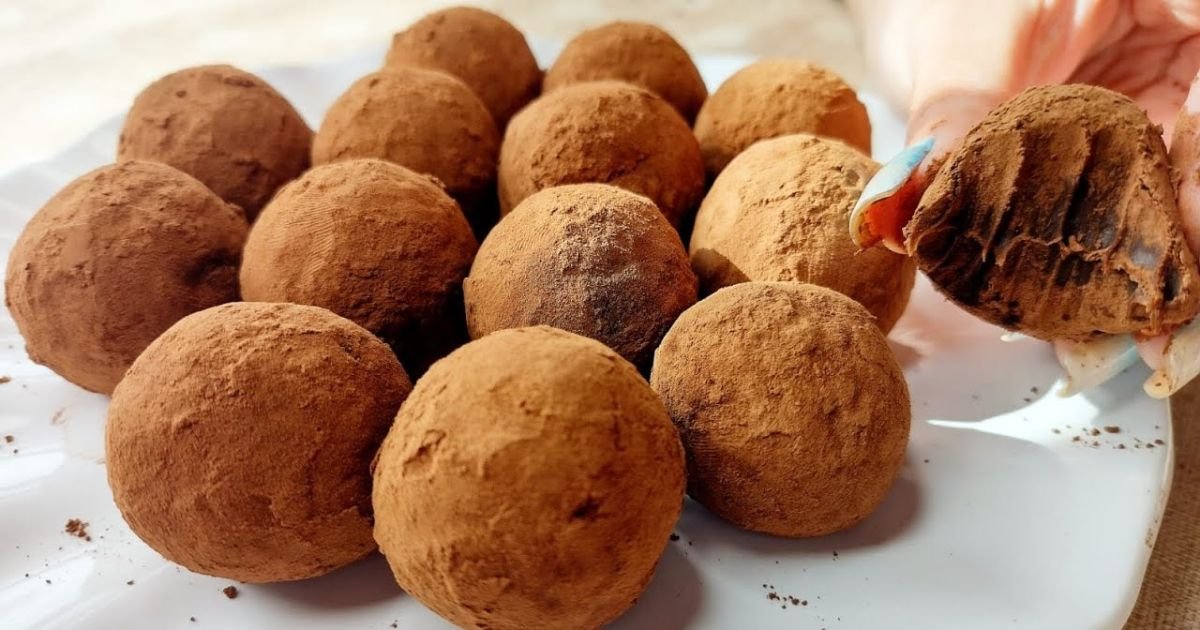 Experimente o brigadeiro de café: uma sobremesa sofisticada que combina o sabor intenso do café com a doçura do chocolate. 