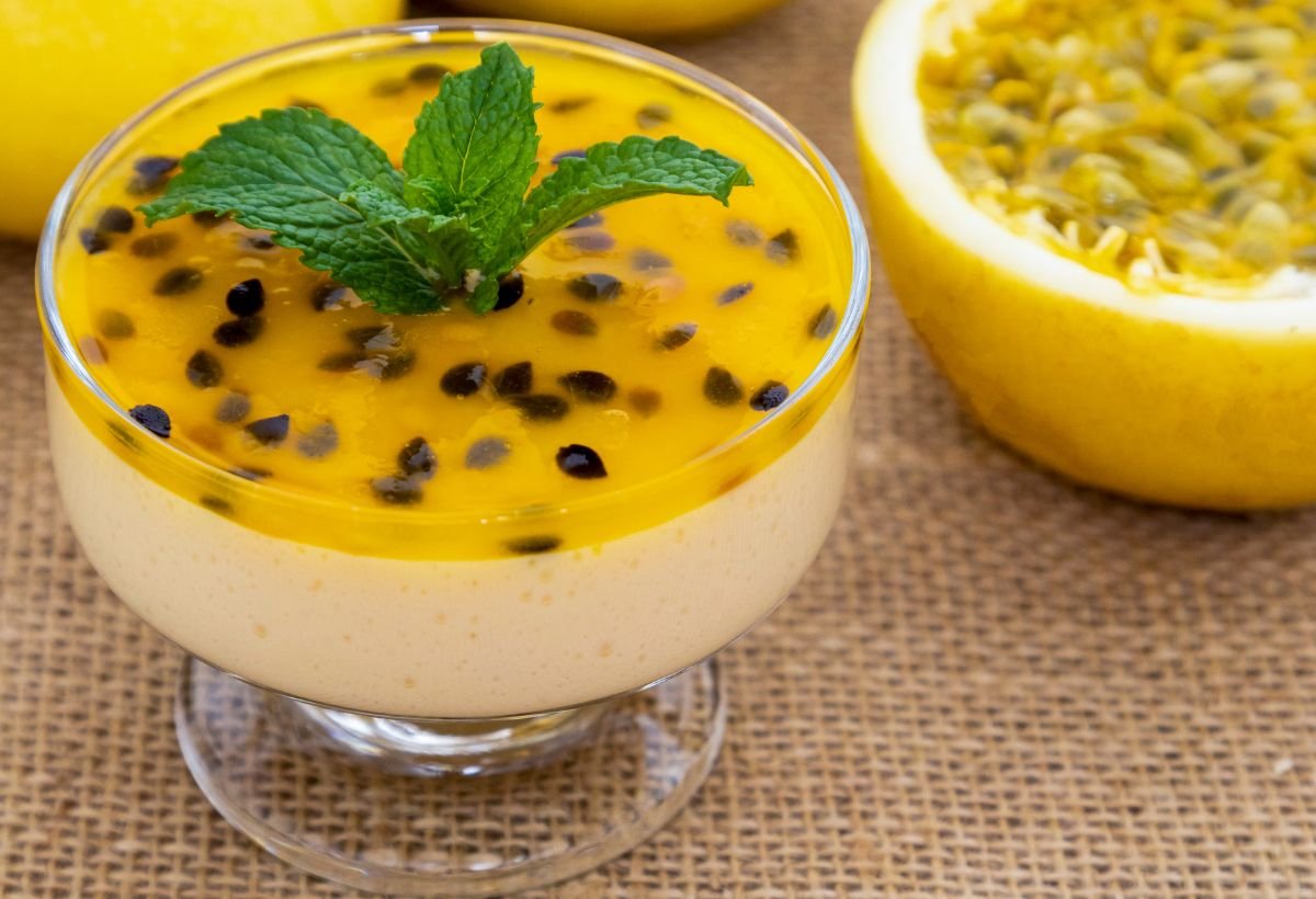 Sobremesas: Mousse de Maracujá com Suco Natural 