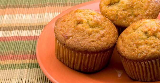 Bolos: Desfrute de Muffins de Banana e Aveia sem glúten e lactose, ideais para um lanche saudável ou café da manhã, cheios de sabor e nutrientes