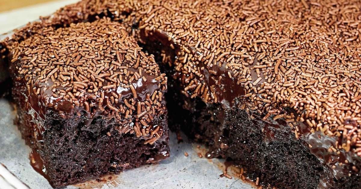 Faça um Bolo de Chocolate Tamanho Família com calda cremosa e cobertura de brigadeiro que vai deixar todos pedindo mais 