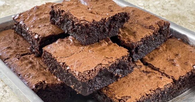 Bolos: Brownie molhadinho mais fácil que existe com a textura cremosa