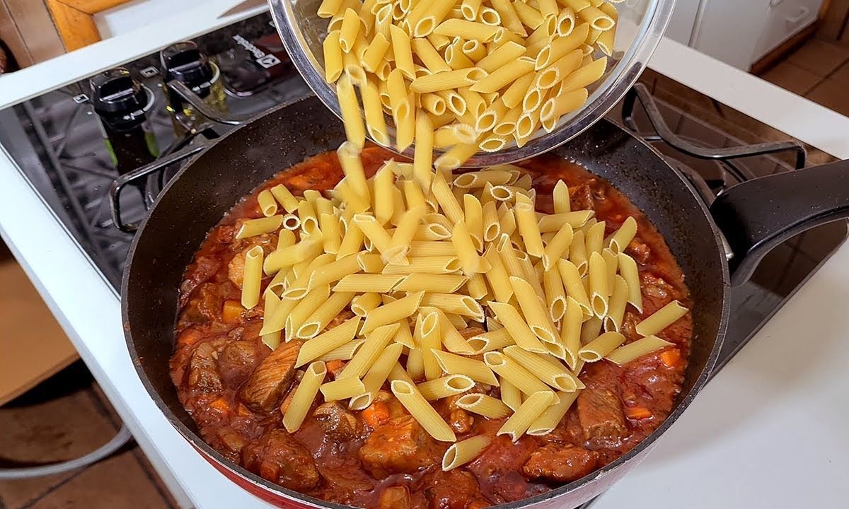 Você já cozinhou macarrão assim? Cru direto no molho fica mais que perfeito 