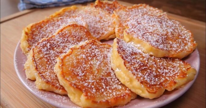 Lanches: Panquecas de maçã suculentas em 5 minutos, a receita de café da manhã mais rápida e deliciosa