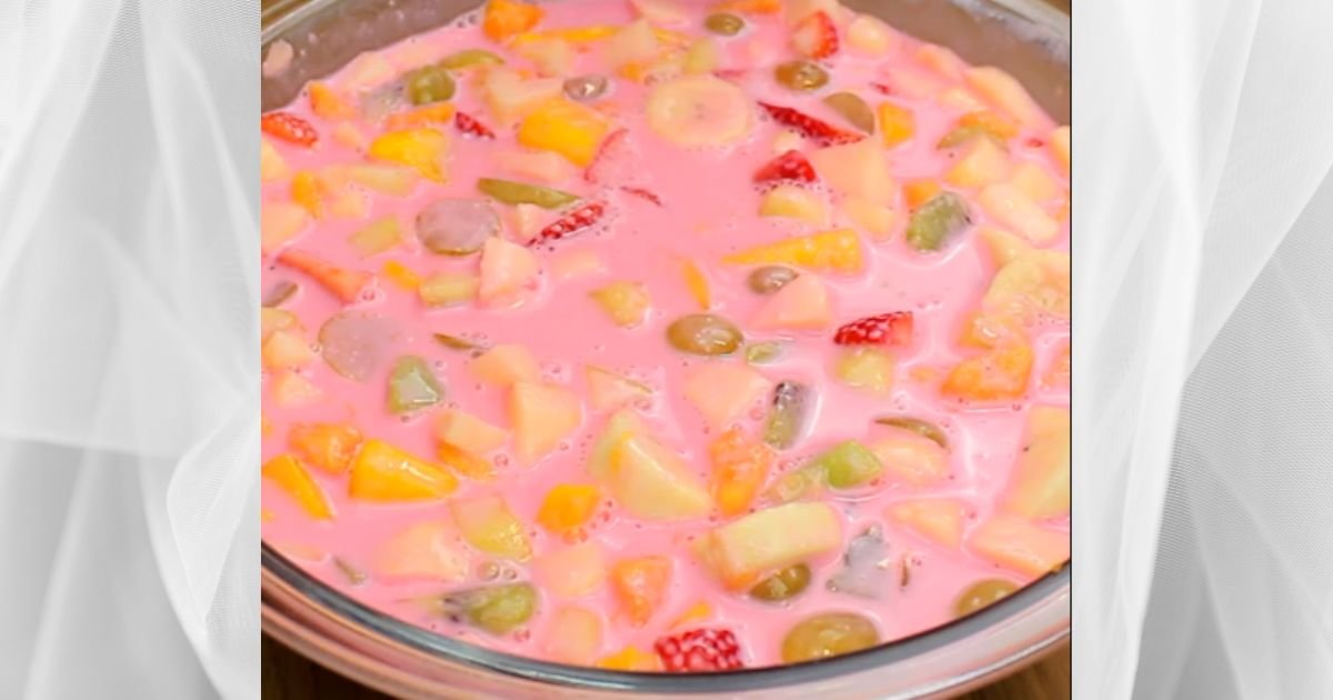 Salada de frutas cremosa com gelatina de morango, toque que faz toda a diferença 