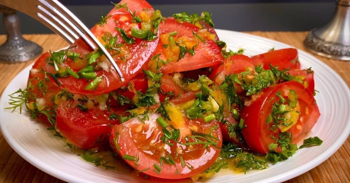 Salada de tomate com endro é refrescante, leve e saboroso, veja como preparar 