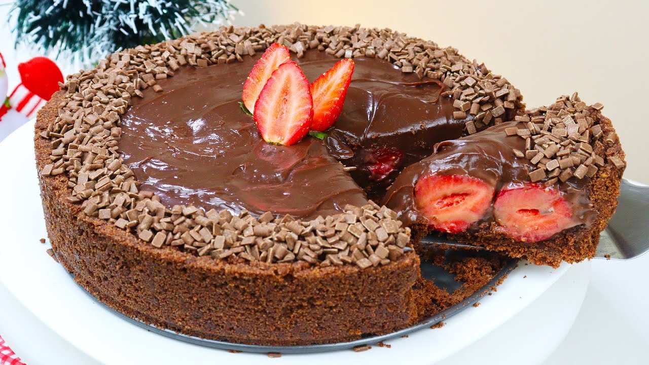 TORTA DE CHOCOLATE COM MORANGO 