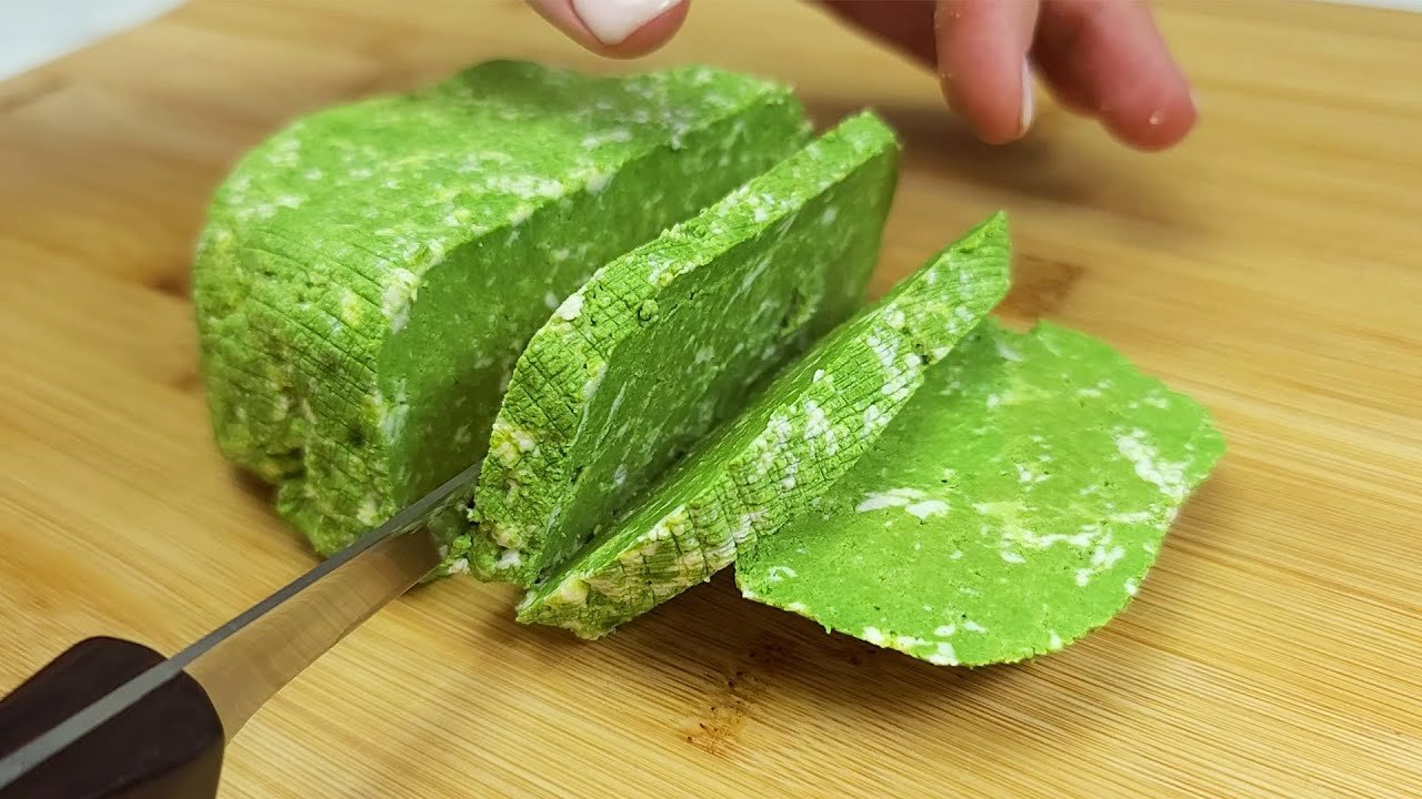 Queijo verde é feito com salsa e espinafre e fica com um mosaico lindo 