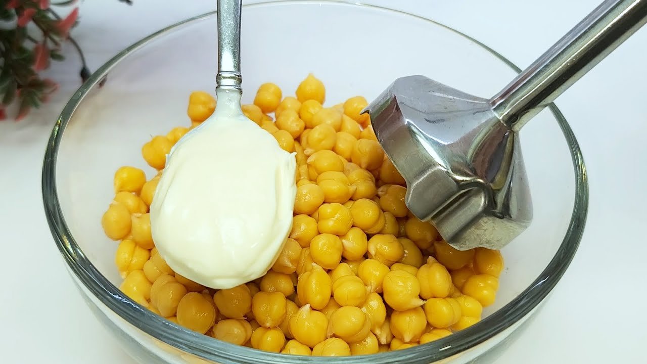 Misturar grão de bico e iogurte forma pãezinhos de frigideira deliciosos 