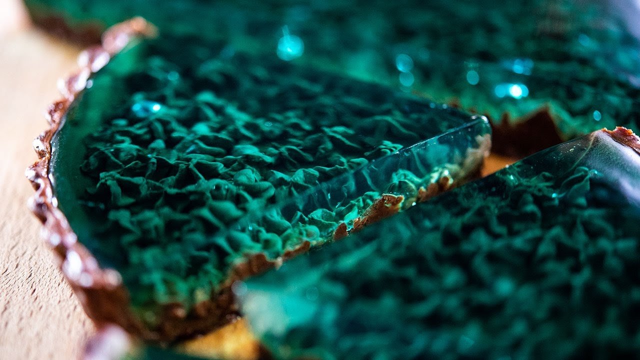 Torta de menta que lembra esmeraldas marinhas é inspirada nas águas cristalinas do mar 