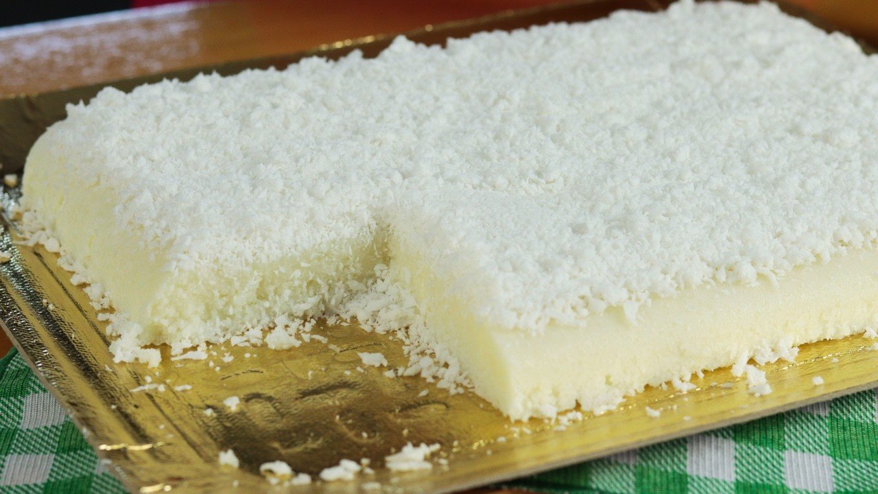 Bolo de tapioca sem forno pronto para ser apreciado em toda a sua glória 