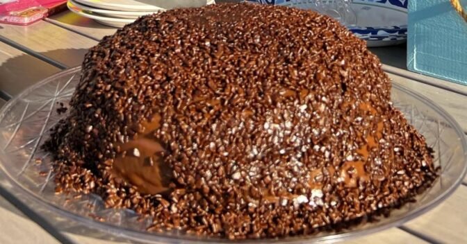 Bolos: Aprenda a fazer bolo de chocolate aerado e fofo com recheio de brigadeiro