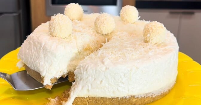 Sobremesas: SOBREMESA RAFFAELLO, UMA TORTA MEGA CREMOSA DE COCO