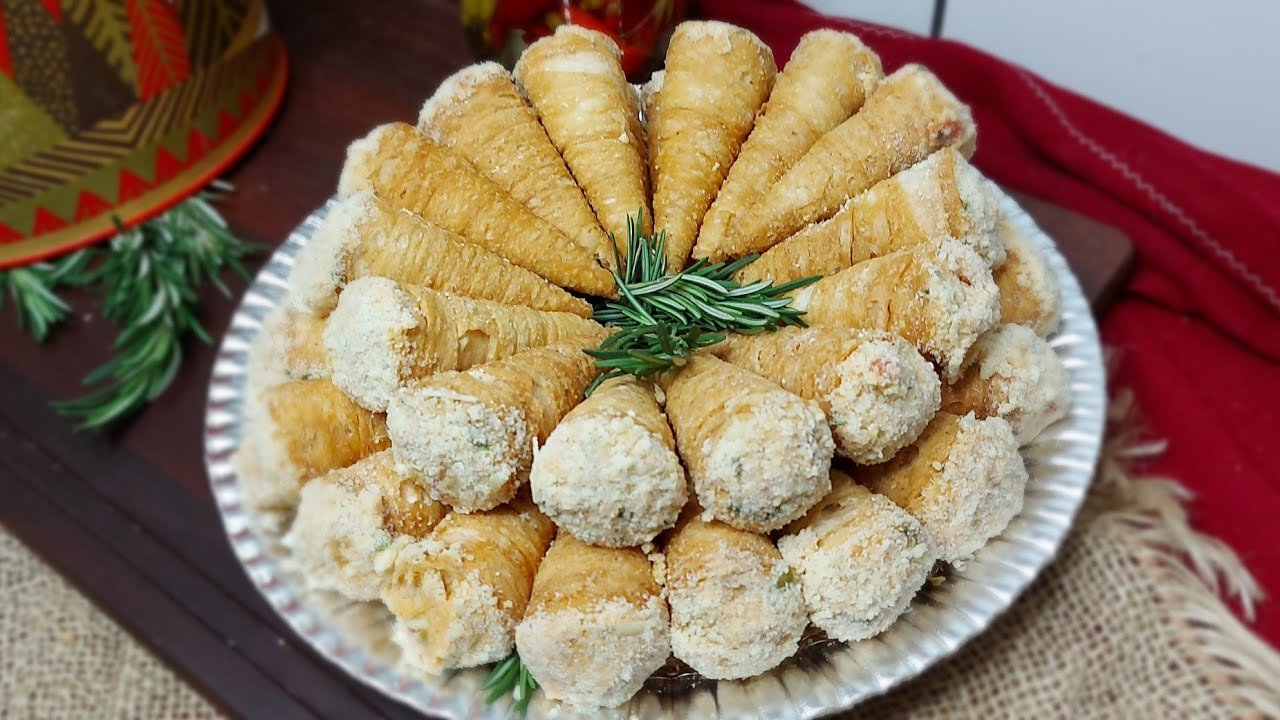 Canudinho de festa com recheio de frango que leva leite em pó para um recheio perfumado e encorpado 