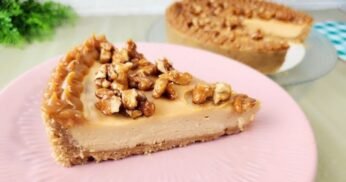 TORTA DOCE DE LEITE COM CROCANTE DE NOZES TEM MASSA A BASE DE BISCOITO