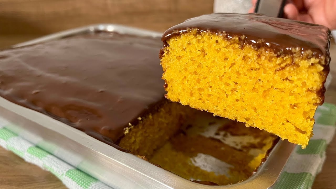 Bolo de Cenoura Deliciosamente Fofinho Sem Trigo e Leite com Cobertura Saborosa 